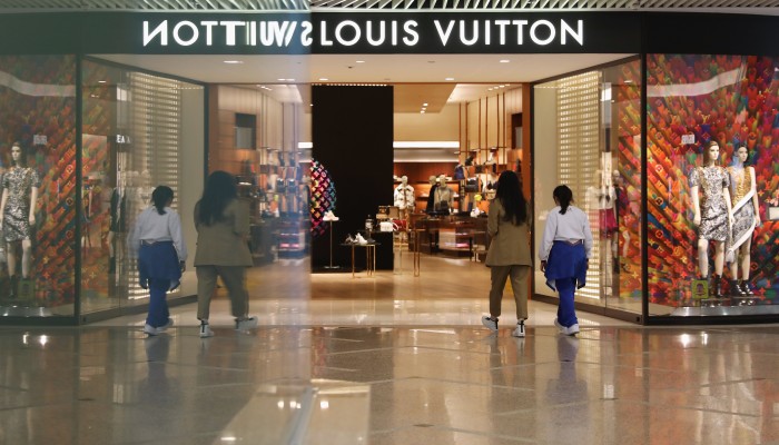 File:HK CWB Time Square mall shop Louis Vuitton window shop camel