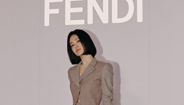 Inside Song Hye-kyo's enviable Fendi handbag collection: The Glory star  toted a Peekaboo ISeeU Mini in the K-drama, SJP's iconic Baguette Bag for a  fashion show and a pink Fendi First clutch
