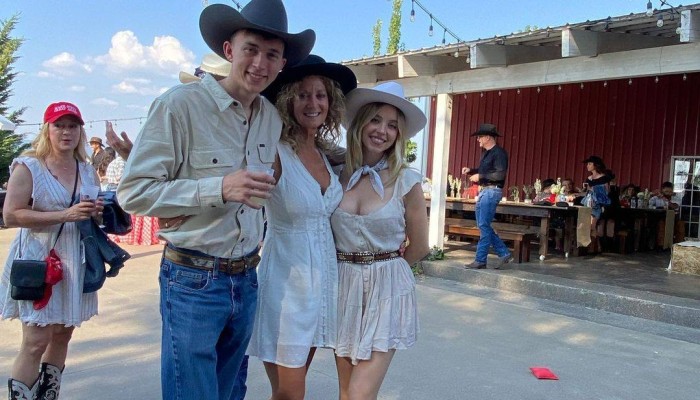 NFL BOMBSHELL: Sydney Sweeney made the entire NFL fan base go weak and excited when he declared, my parents are extremely fond and interested in the NFL especially the Pittsburgh Steelers, so if they win the Super Bowl this season, I will “Go Naked” to celebrate it…-EH