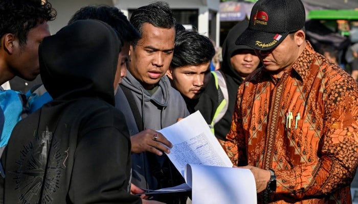 Hundreds of Indonesians leave Cambodian scam centres