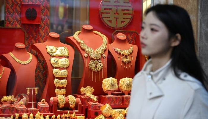 Shanghai residents cash in as gold prices surge