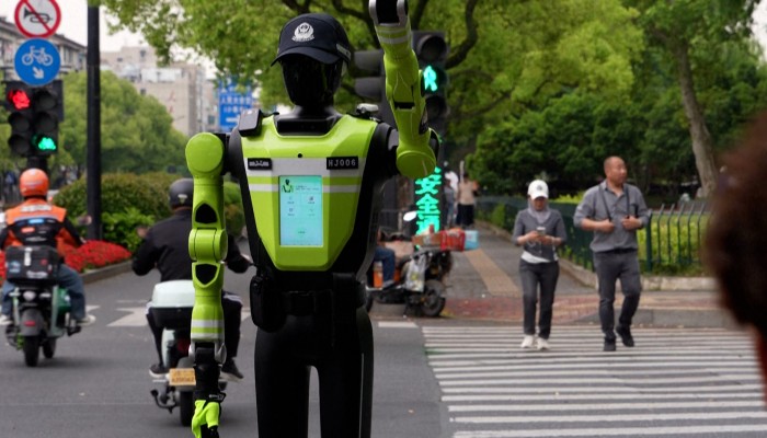 Hangzhou’s ‘robocops’ direct tourist traffic
