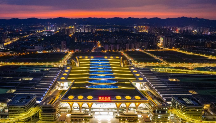 Elon Musk’s post spotlighting Chinese infrastructure reignites debate; viral footage of Chongqing East Railway Station draws criticism