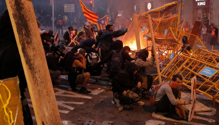 Spain S Pm Under Pressure As Catalan Separatists Copy Hong Kong