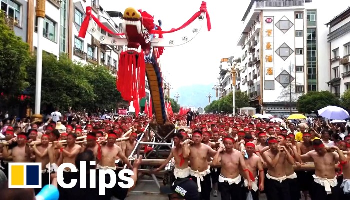 World's largest wooden dragon boat carried to river in ...
