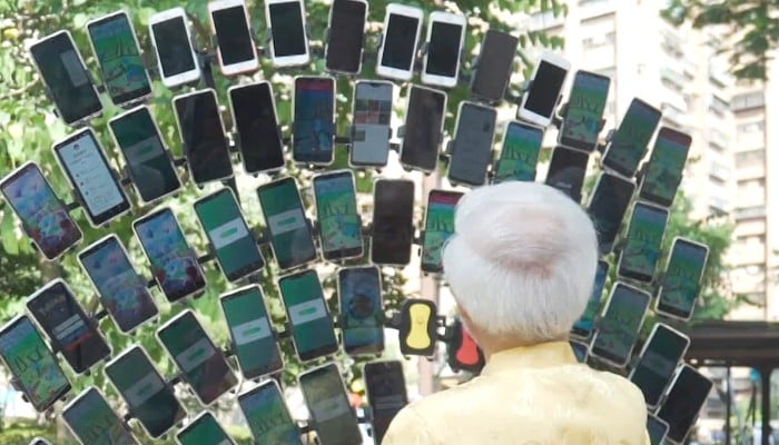 Taiwanese Ar Gaming Grandpa Uses 21 Phones To Catch Them All In Pokemon Go South China Morning Post