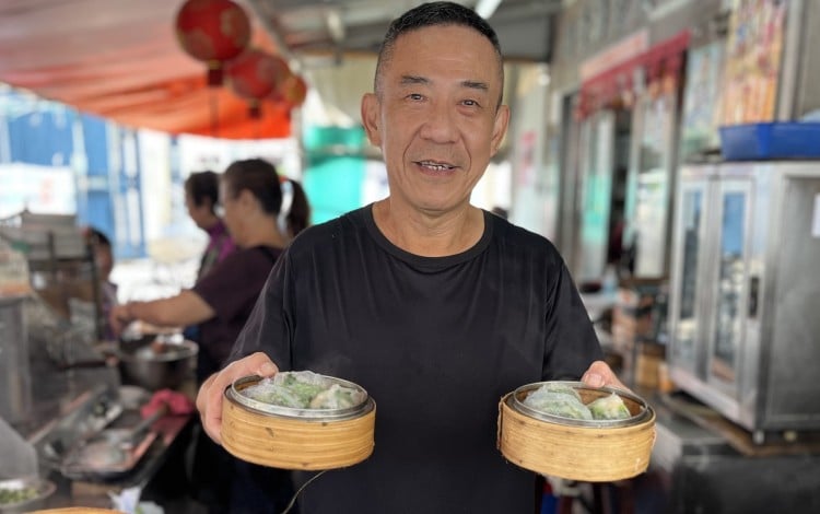 Alex Hung prepares dim sum at Hoi King Seafood, one of Peng Chau’s many popular restaurants. Head to the island at weekends to find delicious treats from Thai food to Hong Kong pineapple buns filled with ice cream. Photo: Kylie Knott