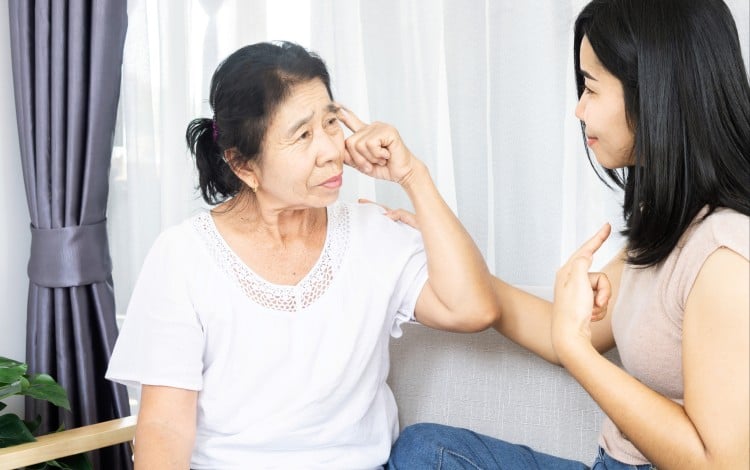 An elderly Asian woman with dementia is comforted by her daughter. A study of nearly 1,000 Singaporeans found that those showing early signs of Alzheimer’s tended to have “enlarged perivascular spaces”, or blocked glymphatic channels, the pathways through which cerebrospinal fluid washes away toxins from the brain. Photo: Shutterstock