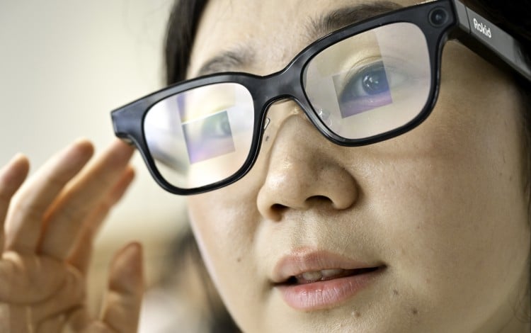 A staff member demonstrates a pair of smart glasses developed by Hangzhou-based Rokid at a store in Yingtan, in east China’s Jiangxi province, on July 10, 2025. Photo: Xinhua