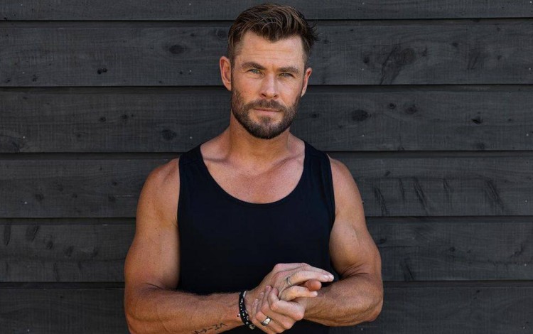 Chris Hemsworth famously carries a pair of APOE4 gene alleles, which makes his risk of developing Alzheimer’s disease significantly greater than non-carriers. A doctor who also carries two APOE4s explains how lifestyle changes can significantly affect the development of the condition. Photo: Instagram/chrishemsworth