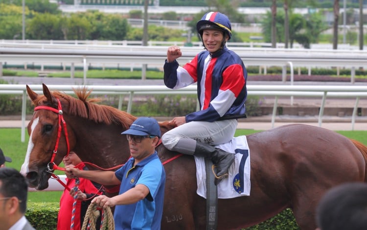 Jerry Chau pumps his fist in celebration after winning on Effortless Win. Photos: Kenneth Chan
