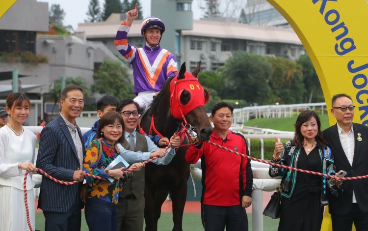 Smart Avenue brings up a double for Zac Purton and Dennis Yip at Sha Tin. Photos: Kenneth Chan