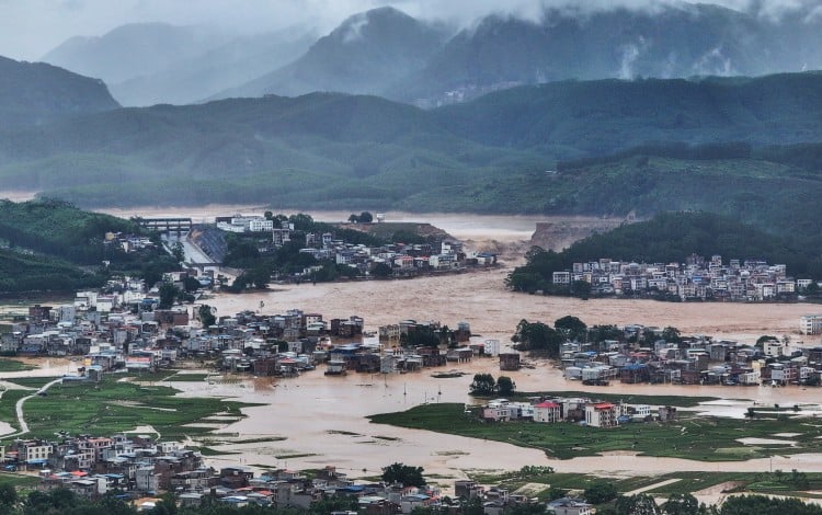 A massive flood hits villages in Guangxi’s Hengzhou after heavy rains breach the Liulan Reservoir. Photo: Xinhua