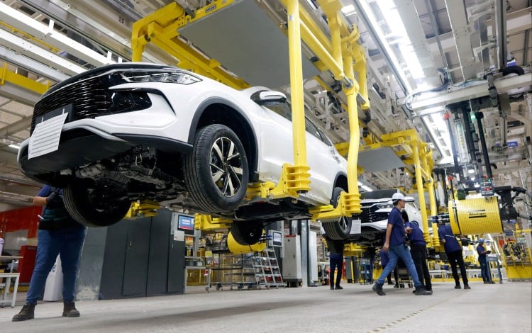 Workers check vehicles in BYD’s plant in Camacari, Brazil, on February 3, 2026. Photo: Reuters