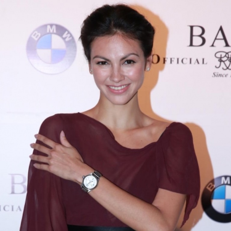 Supermodel Rosemary Vandenbroucke steals the spotlight with her asymmetrical top #stylescmp