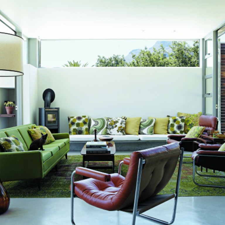 Sliding doors make the indoor-outdoor flow seamless, and when opened transform the porch, living room and enclosed anterior courtyard.
