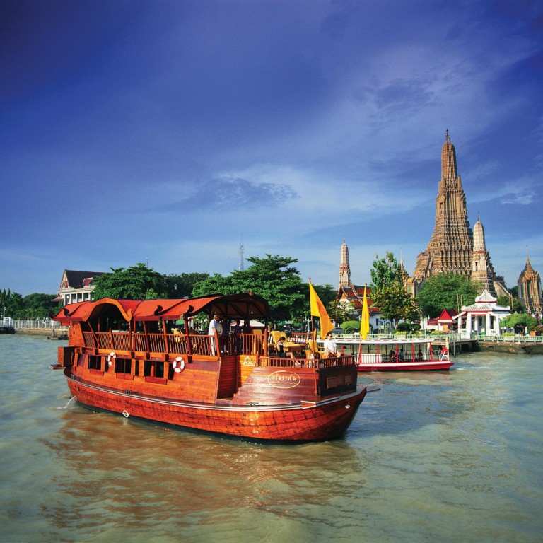 An Anantara cruise passes by Wat Arun.