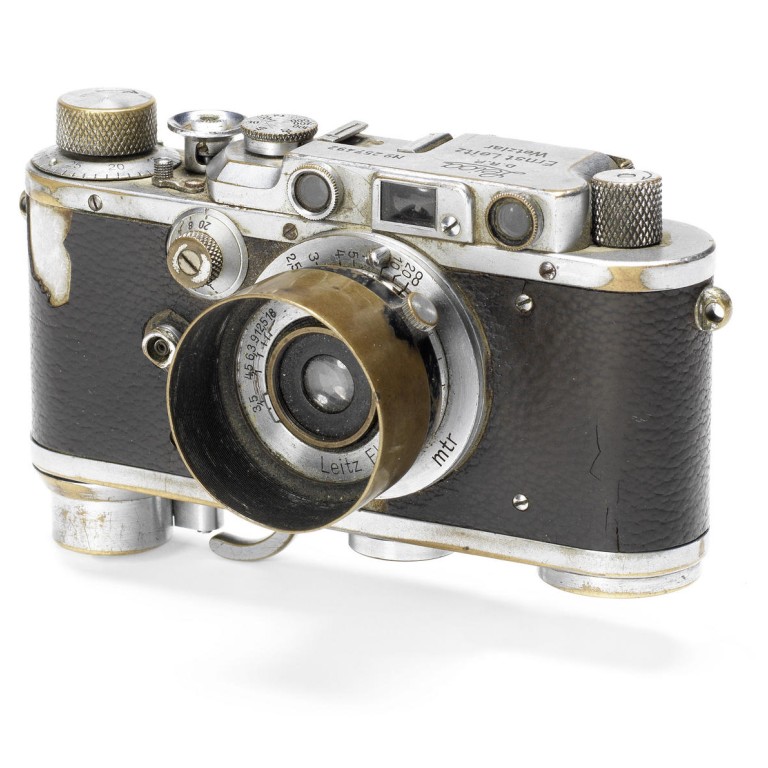 Camera that took famous war photo to go under the hammer