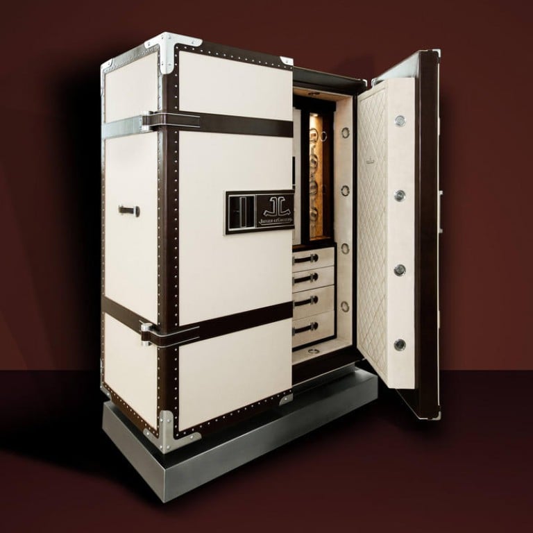 The code-secured safe is equipped with the most advanced security system with an electronic locking system and cutting-edge materials. Besides the built-in electronic winding machine dedicated to the three Jaeger-LeCoultre timepieces, there are eight automatic winding systems that can house other extraordinary novelties.