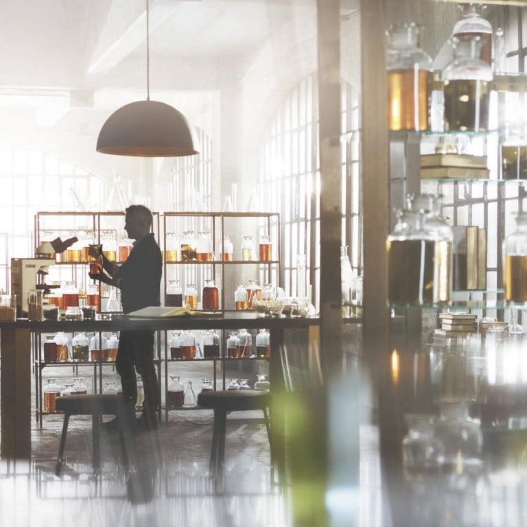 La Mer's lab experiments with different ingredients and technology.