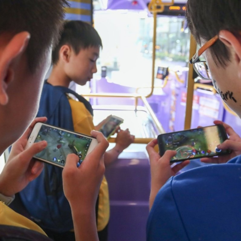 kids playing mobile games