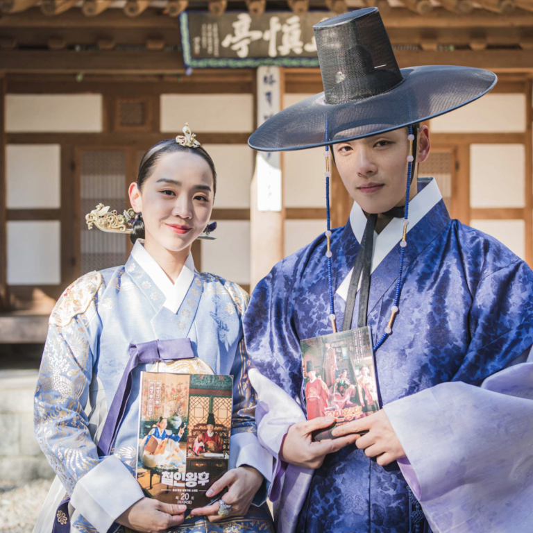 Shin Hye-sun, left, and Kim Jung-hyun, lead actors in the TVN K-drama, Mr Queen, one of many shows based on Chinese novels. Photo: TVN