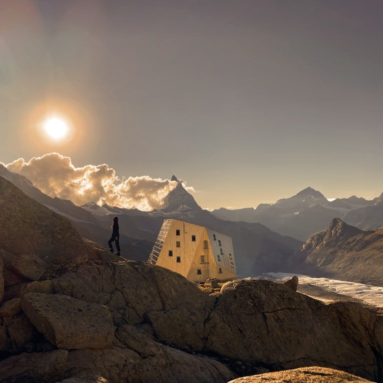 Swiss luxury skin care brand La Prairie collaborated with local artist Carla Chan to celebrate each day’s golden hour and the brand’s Pure Gold Collection. Photo: La Prairie