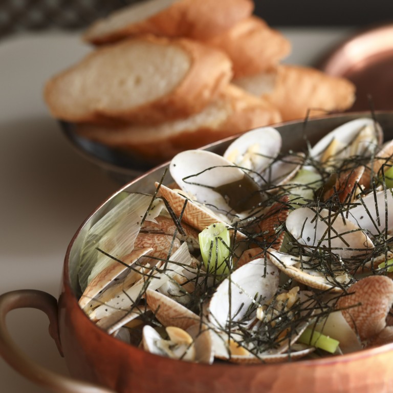 How to make sakesteamed clams with butter, leeks, seaweed and udon