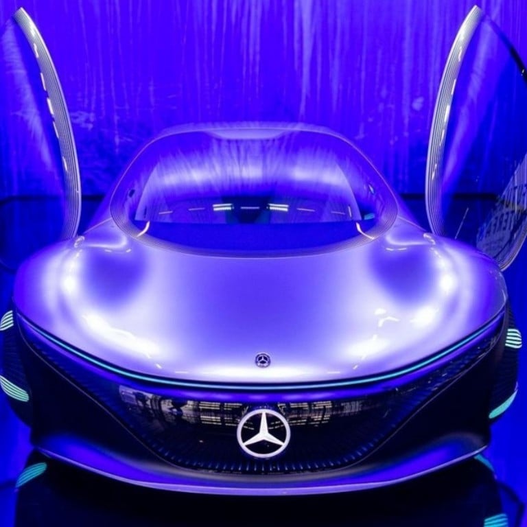 How have established luxury car brands like Mercedes-Benz and BMW remained competitive today? Photos: @MB_Museum, @carwowuk/Twitter