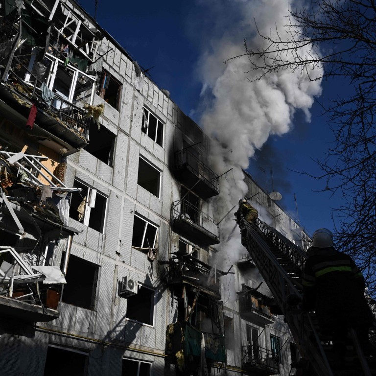 Идут под обстрелом. Идут под обстрелом. Мариуполь февраль 2022. Идут под обстрелом. Донецк в огне.