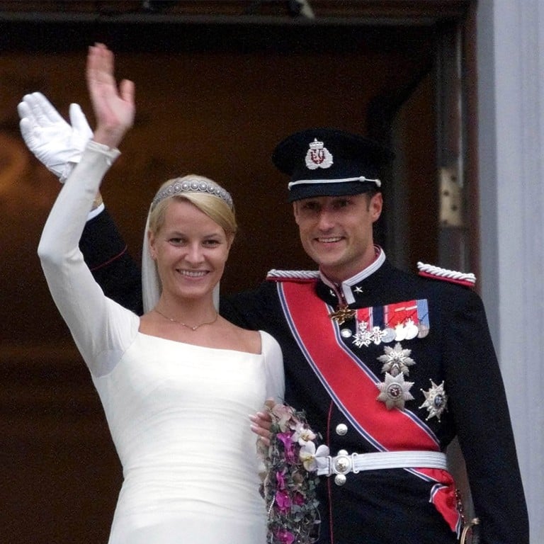 Norway’s Crown Prince Haakon and his bride, Crown Princess Mette-Marit, wave from the balcony of the Royal Palace in Oslo after their wedding ceremony in 2001. Photo: AP
