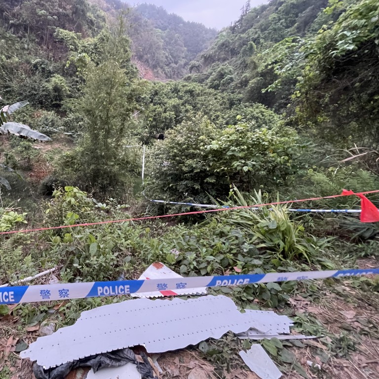 China Eastern Airlines flight MU5735: debris and belongings recovered ...