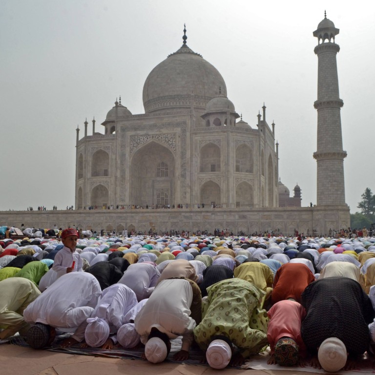 People Visit Taj Mahal in India Editorial Photo - Image of dome, hinduism: 160653721