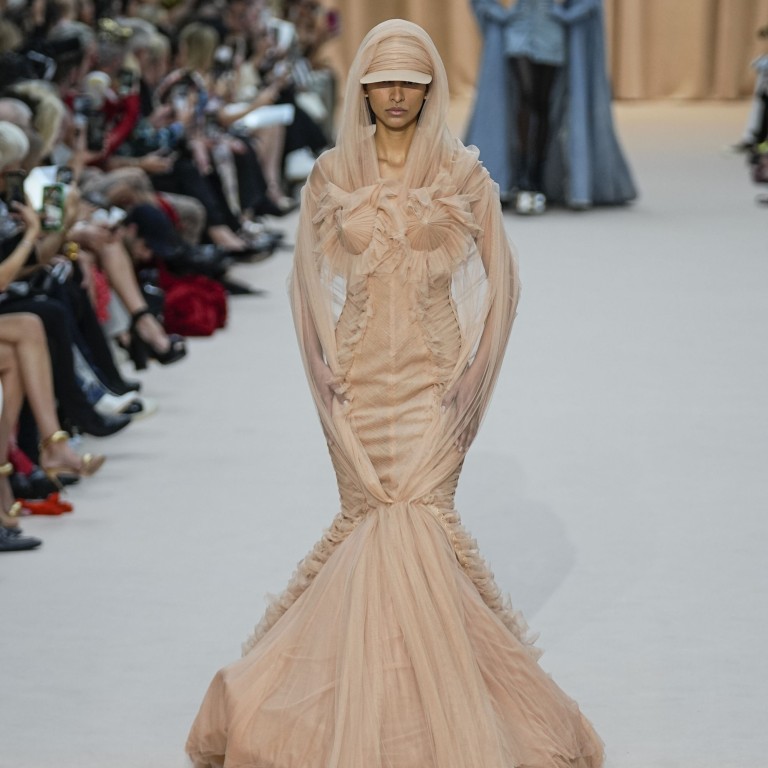 How to get Bella Hadid's retro-chic Paris Fashion Week look