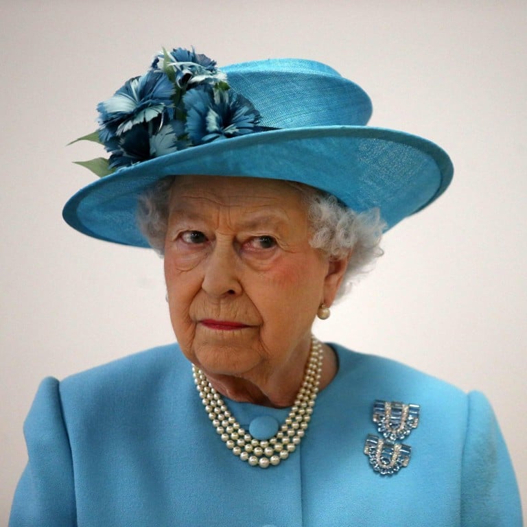 Queen Picture Riles Queen Elizabeth’s fashion sense, the designers who shaped it over 75 ...