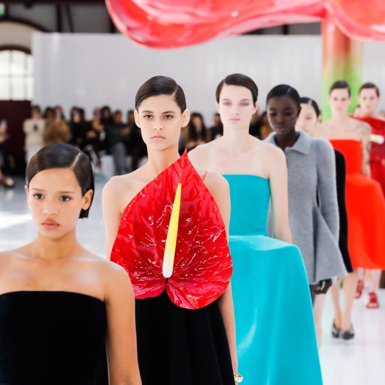 Models present creations from the womenswear ready-to-wear spring/summer 2023 collection by Loewe during a presentation at the Paris Fashion Week (PFW), in Paris, on September 30. Photo: EPA-EFE