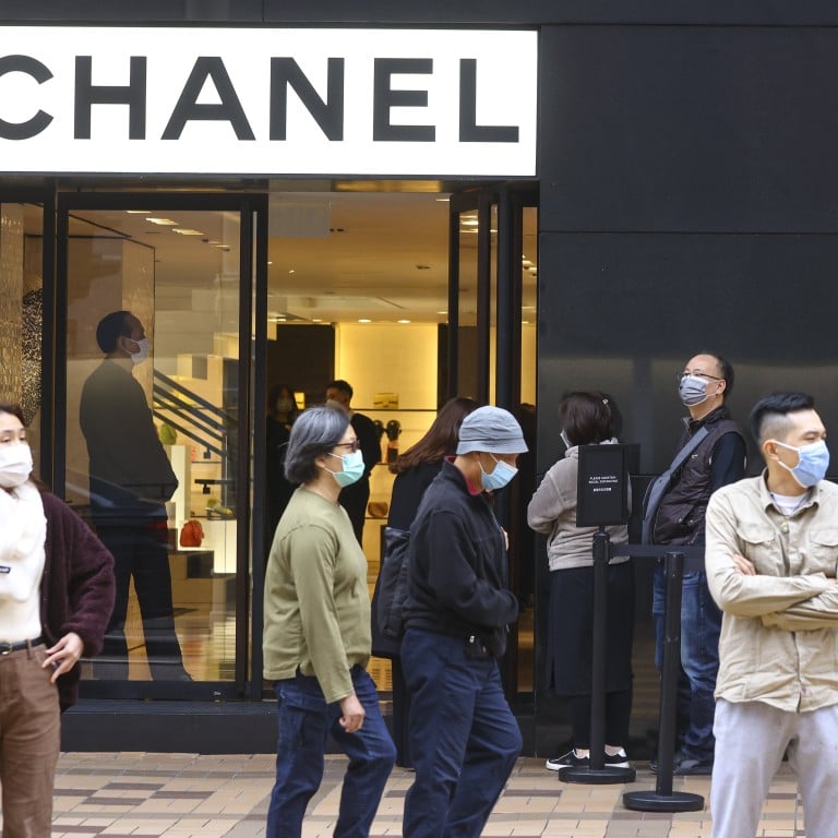 Tourists and shoppers line up outside a fashion boutique on Canton Road, Tsim Sha Tsui. The border between mainland and the city has reopened on January 08. 16JAN23 SCMP/ Dickson Lee