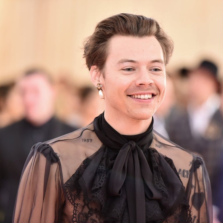 Harry Styles rocking feminine jewellery the 2019 Met Gala, which carried the theme “Celebrating Camp: Notes on Fashion”. Photo: WireImage