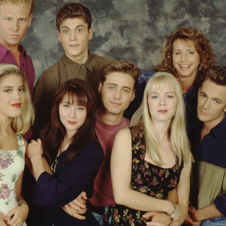 Ian Ziering, Tori Spelling, Shannen Doherty, Brian Austin Green, Jason Priestley, Jennie Garth, Gabrielle Carteris and Luke Perry pose for a portrait on the set of Beverly Hills, 90210, in 1991. Photo: Getty Images
