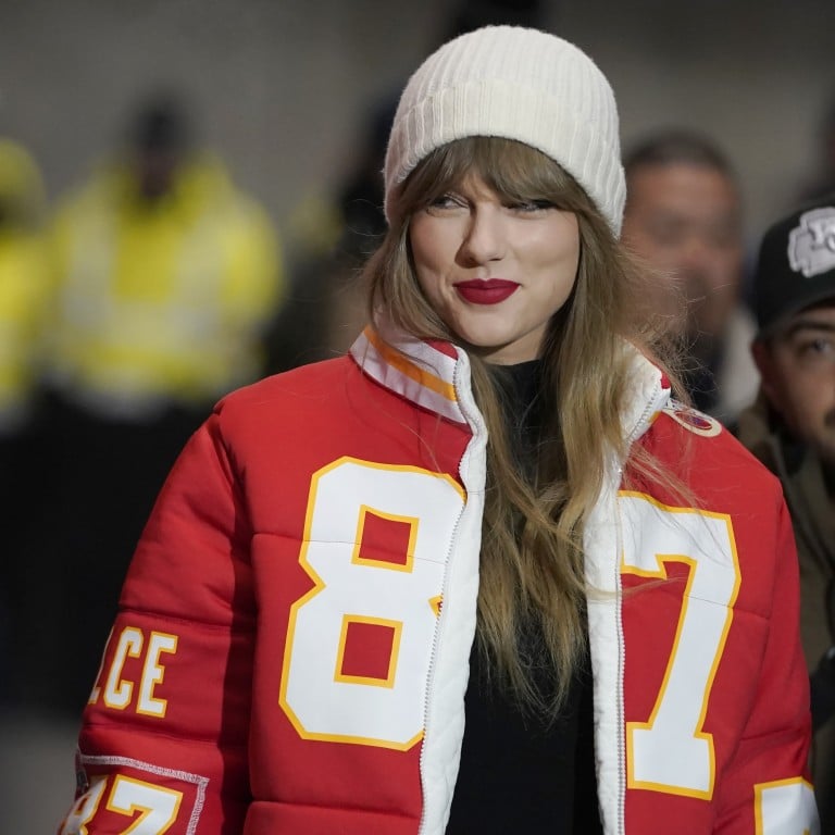 Taylor Swift “cannot style a dress. Or a skirt. Or anything”, claims one critic at Fashion Magazine; others appreciate the down-to-earth authenticity of her off-duty looks, like what she wore for this outing at a recent Kansas City Chiefs match on January 13. Photo: AP Photo