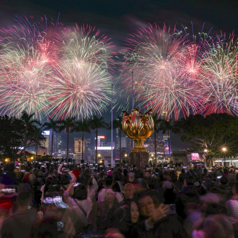 Hong Kong Lunar New Year fireworks: dragon pyrotechnics wow 338,000 