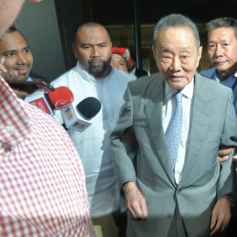 (180522) -- KUALA LUMPUR, May 22, 2018 (Xinhua) -- Malaysian tycoon Robert Kuok (C) leaves after attending a Council of Eminent Persons meeting in Kuala Lumpur, Malaysia, May 22, 2018. Malaysian tycoon Robert Kuok attended an advisory council meeting on Tuesday, saying that he hopes that all Malaysians would be taken care of under the new government. Kuok is one of the council members which was tasked by Prime Minister Mahathir Mohamad to advice on the country’s economic and financial matters following Mahathir’s electoral victory on May 9. (Xinhua/Zhu Wei)(srb)