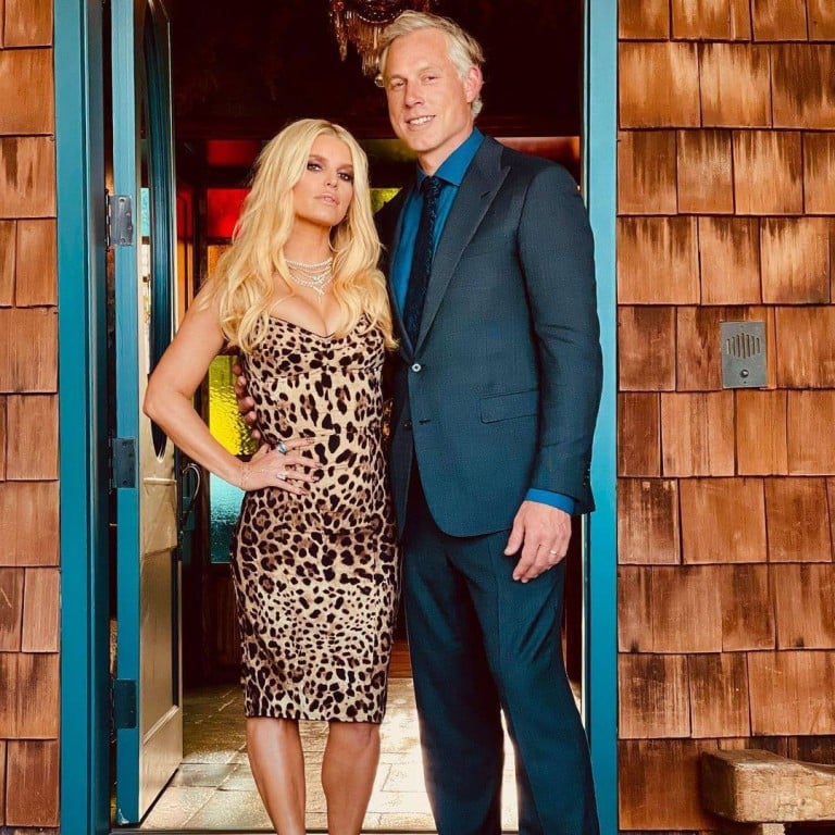 Eric Johnson and his wife Jessica Simpson pose outside their home before going on a date night in August 2021. Photo: @jessicasimpson/Instagram