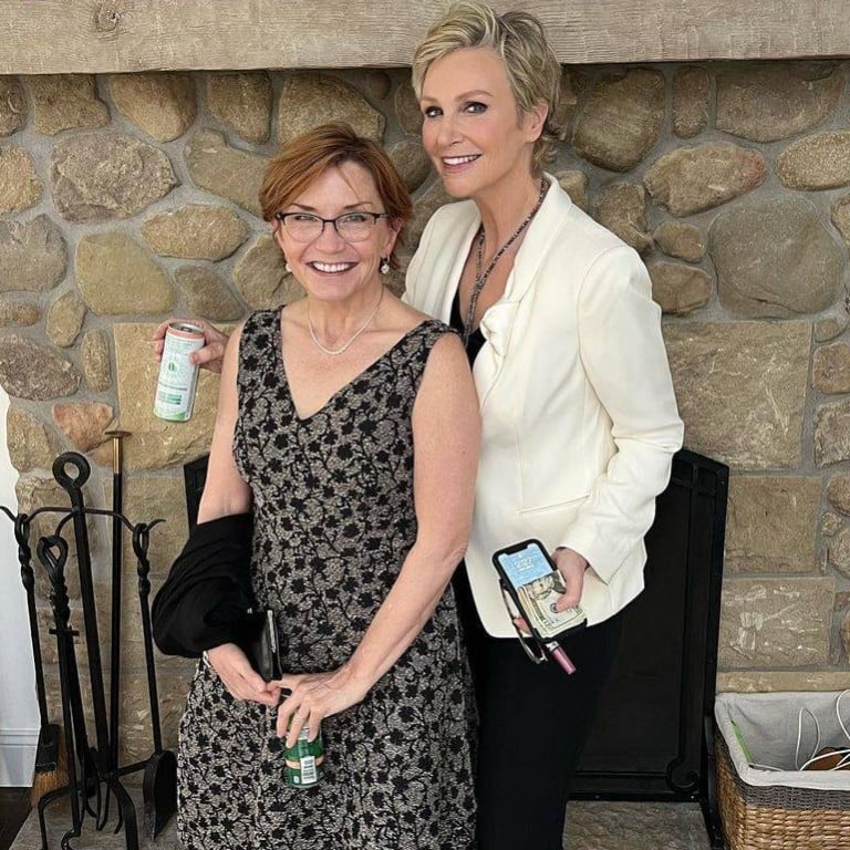 Who is Jane Lynch’s low-key screenwriter wife Jennifer Cheyne? The Glee ...