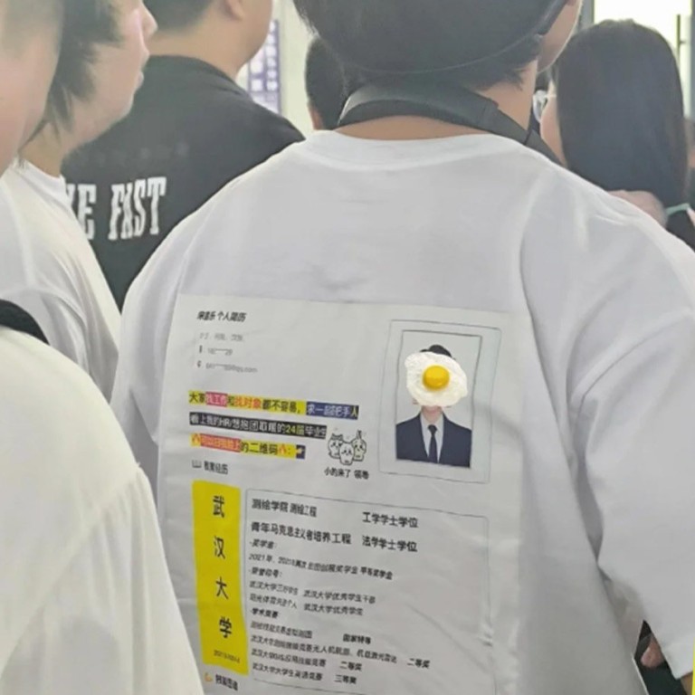 Job hunting China graduate turns into walking advert in bid to land ...