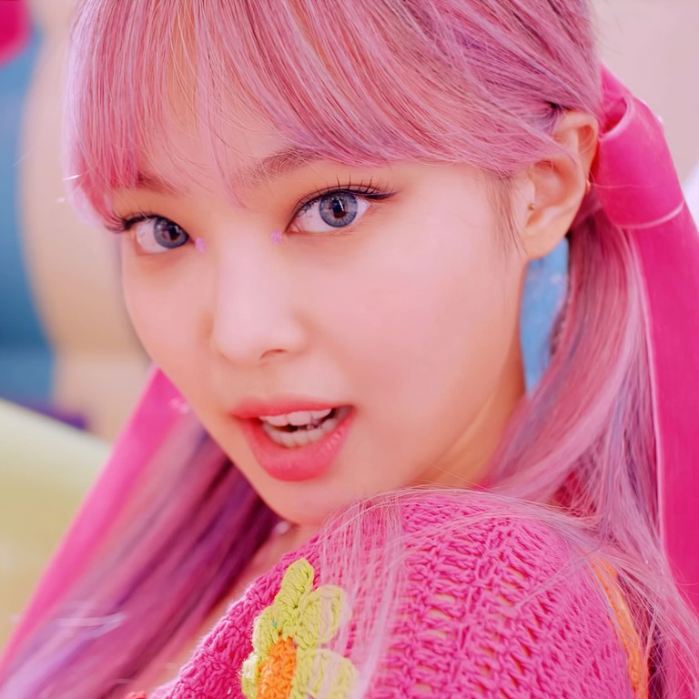 Jennie from Blackpink is one of many K-pop stars who wear coloured contact lenses – read on for tips on which type and colour will suit you best. Photos: Handout