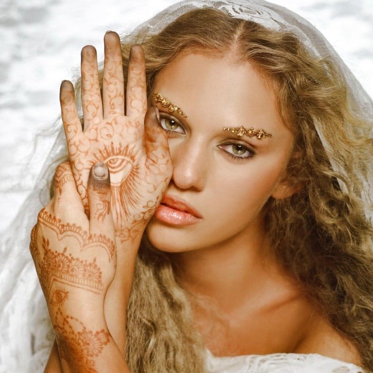 Who is Palestinian-Chilean singer Elyanna, who played with Coldplay at Glastonbury? Photo: @elyanna/Instagram