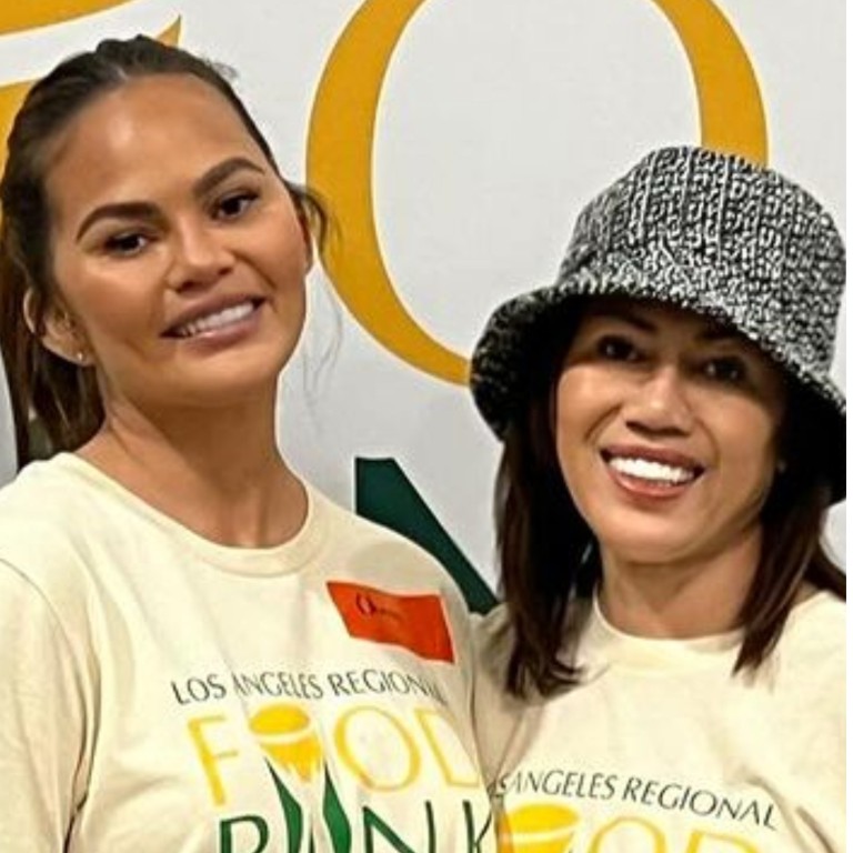 Model and presenter Chrissy Teigen’s parents didn’t always have it easy, but the family remains tight knit. Photos: @pepperthai2, @chrissyteigen/Instagram