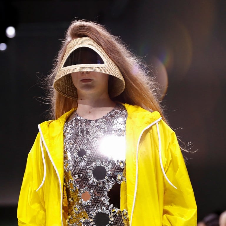 Prada'nın Milano Moda Haftası'ndaki 2025 ilkbahar/yaz defilesi, fütüristik görünümler sunarak punk bilimkurgu havasıyla gelenekleri altüst ediyor. Fotoğraf: Reuters