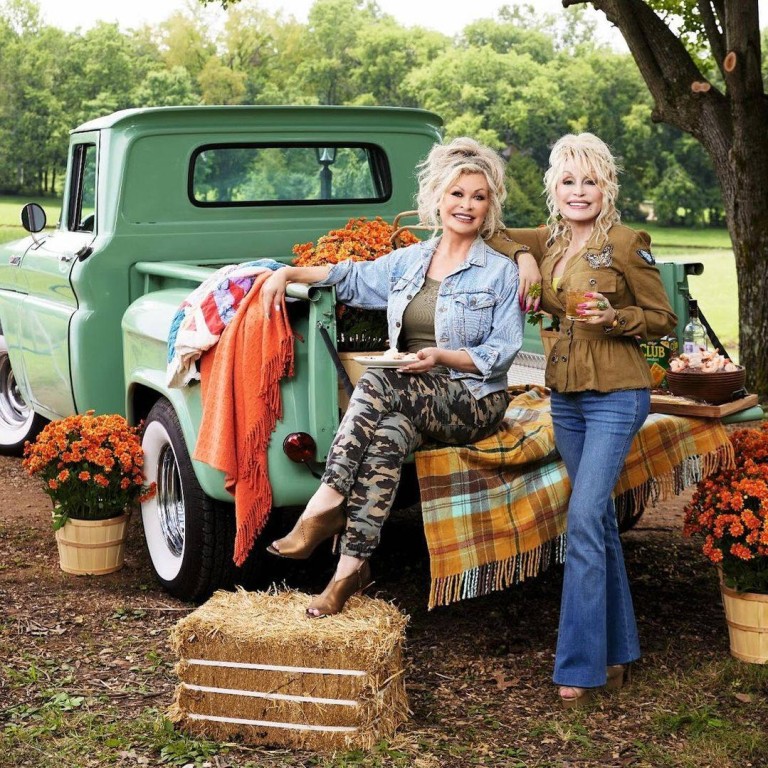 Dolly Parton and her sister Rachel are like two peas in a pod. Photo: @dollyparton/Instagram